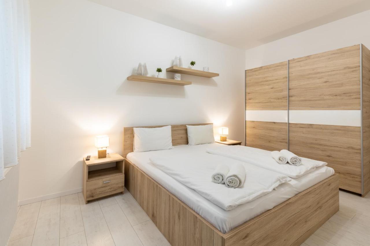 Léda Apartmanok Siófok Esterno foto
