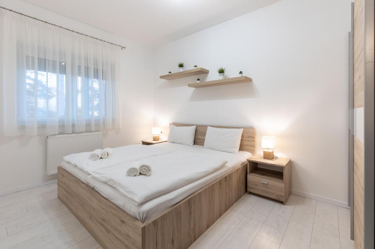 Léda Apartmanok Siófok Esterno foto
