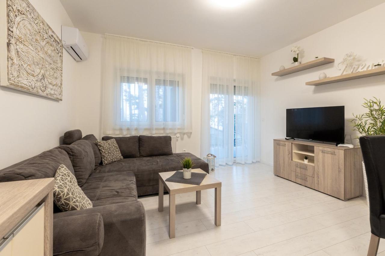 Léda Apartmanok Siófok Esterno foto